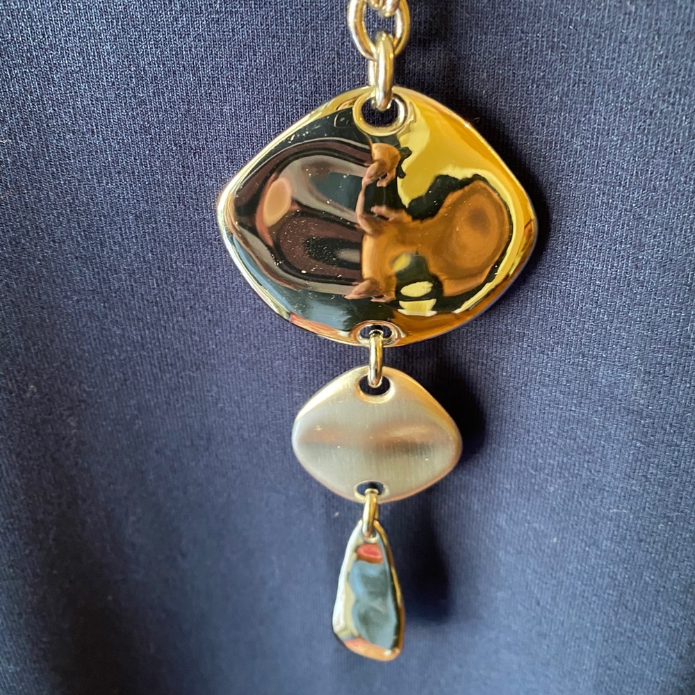 Beautiful silver disc necklace NWT adjust length